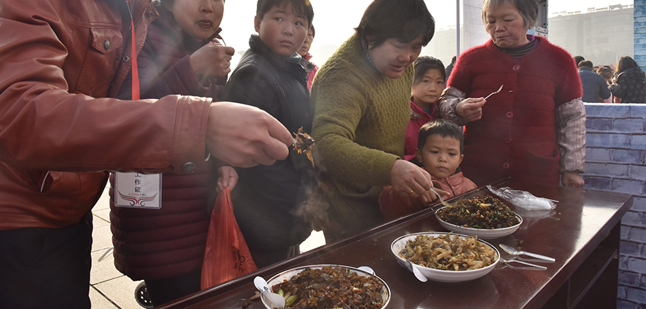 市民品尝脯辣椒菜肴